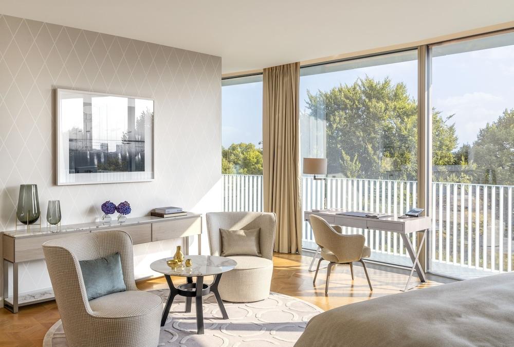 The Fontenay Гамбург Экстерьер фото A guest room at the West Hollywood hotel