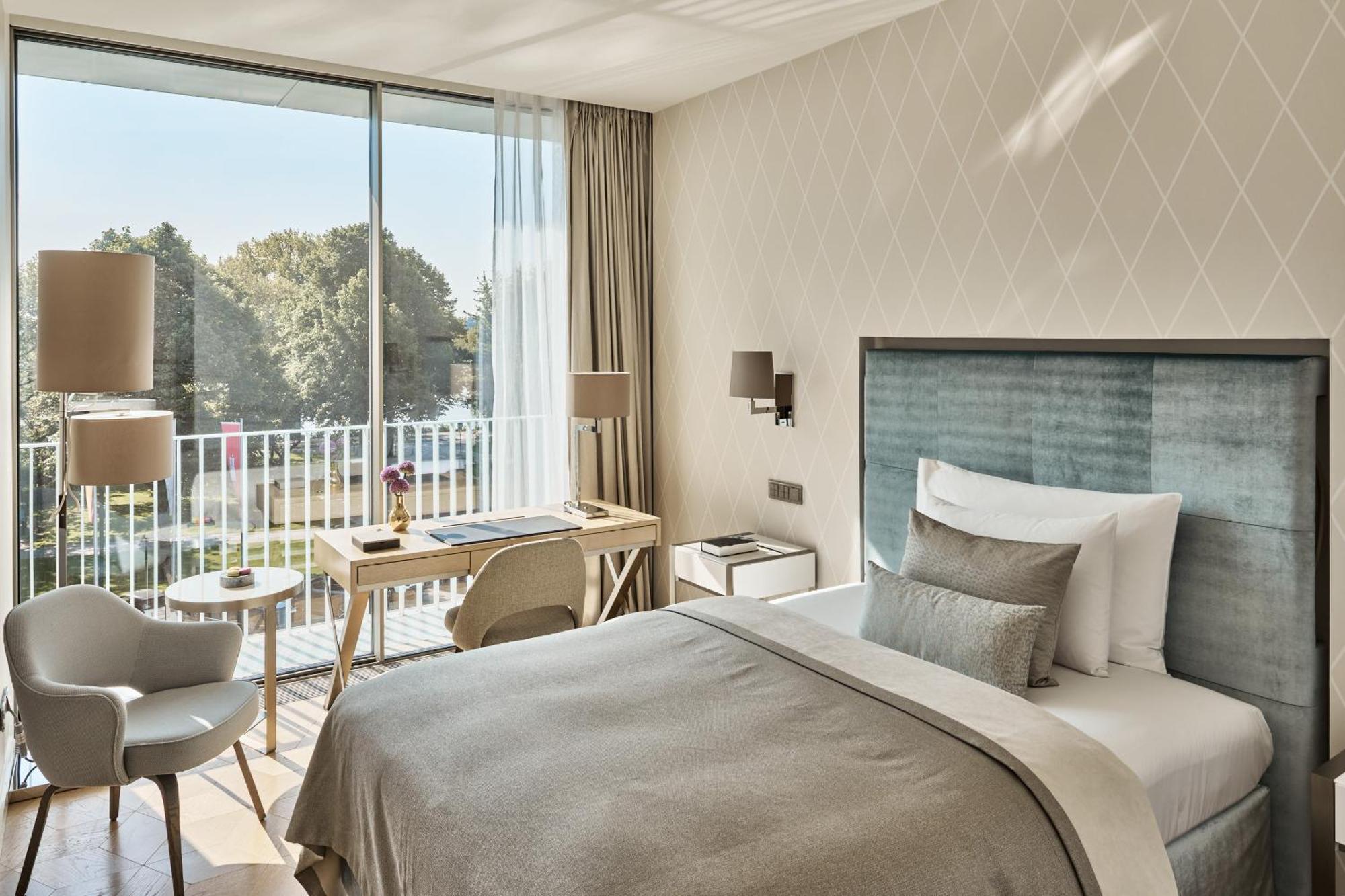 The Fontenay Гамбург Экстерьер фото A room at the hotel